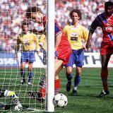 Thomas Helmer, Bayern, Mitte, erzielt das Phantomtor gegen Torwart Andreas Köpke, Nürnberg. Obwohl der Ball neben dem Pfosten ins Aus trudelte, entschied Schiedsrichter Hans-Joachim Osmers auf Tor für die Bayern