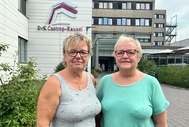 Gabriele Engelmann und Martina Potthast vor dem Evangelischen Krankenhaus in Castrop-Rauxel