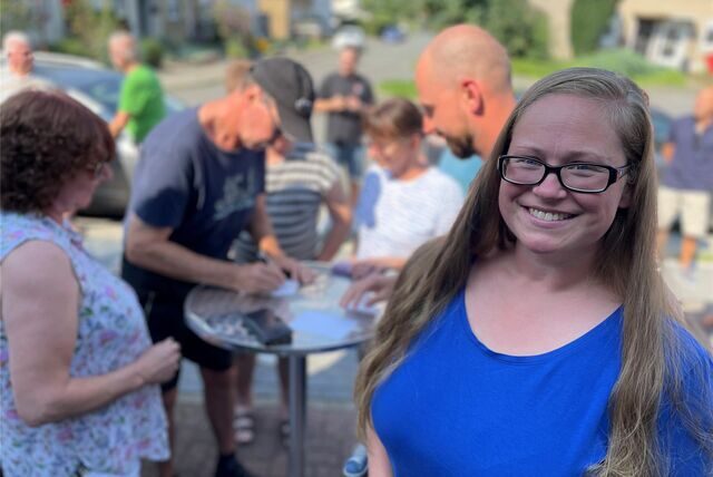 Stephanie Jug (38) wohnt seit Ende 2020 in den Aapwiesen. Ihr Keller in dem kleinen Reihenhaus dient auch als Wohnraum. Sie richtete sich dort mit ihrem Lebensgefährten ein Badezimmer ein. Es stand mehrfach unter Wasser. Darum schrieben sie nun einen gepfefferten Brief.
