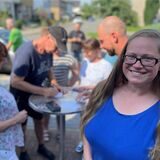 Stephanie Jug (38) wohnt seit Ende 2020 in den Aapwiesen. Ihr Keller in dem kleinen Reihenhaus dient auch als Wohnraum. Sie richtete sich dort mit ihrem Lebensgefährten ein Badezimmer ein. Es stand mehrfach unter Wasser. Darum schrieben sie nun einen gepfefferten Brief.