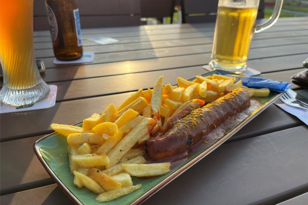 Heute steht Currywurst mit Pommes auf der Speisekarte. Heute steht Currywurst mit Pommes auf der Speisekarte.