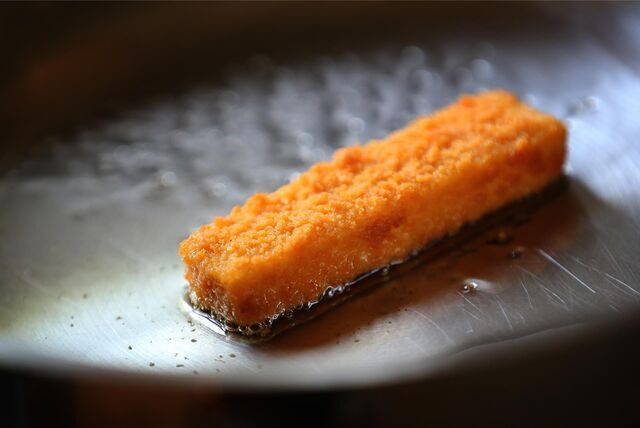 Ein Fischstäbchen in einer Pfanne