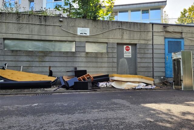 Erneut sammelt sich unberechtigt entsorgter Sperrmüll an der Merkurstraße in Marl-Mitte.