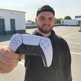 Schmiede-Mitarbeiter Jan Jacobi hält eine Playstation-Konsole in die Kamera.