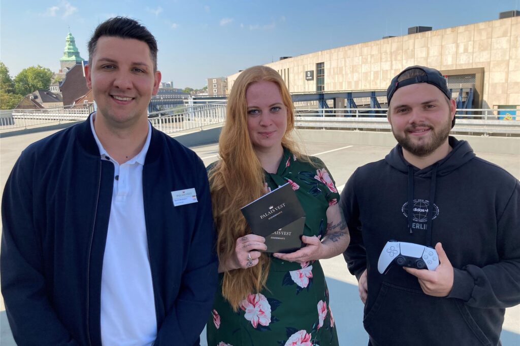 Center-Manager Gerrit Beckmann, Schmiede-Chefin Birte Gooßes und Jan Jacobi stehen auf dem Parkdeck vom Palais Vest in Recklinghausen. 