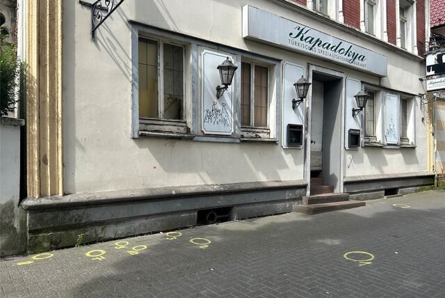Vor dem seit Jahren leer stehenden Gebäude auf der Bochumer Straße ist am 20. August eine Auseinandersetzung zwischen zwei Recklinghäusern eskaliert. Noch Tage nach der Tat deuten Markierungen auf dem Boden auf den Polizeieinsatz hin.