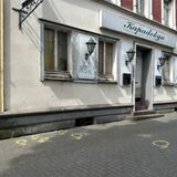 Vor dem seit Jahren leer stehenden Gebäude auf der Bochumer Straße ist am 20. August eine Auseinandersetzung zwischen zwei Recklinghäusern eskaliert. Noch Tage nach der Tat deuten Markierungen auf dem Boden auf den Polizeieinsatz hin.