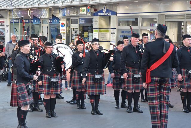 Eine „Pipe & Drums“-Marching-Band in der Castroper Altstadt.