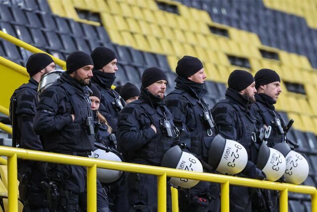 Polizisten stehen auf einer Tribüne im Signal Iduna Park.