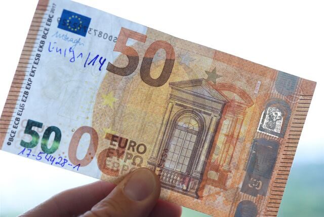 Ein Herner (46) linkt einen Handyverkäufer mit falschen Fünfzigern. Dass er am Ende doch noch aufgeflogen jst, lag auch an seiner Leidenschaft für Schwarz-Gelb. (Symbolbild)