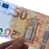 Ein Herner (46) linkt einen Handyverkäufer mit falschen Fünfzigern. Dass er am Ende doch noch aufgeflogen jst, lag auch an seiner Leidenschaft für Schwarz-Gelb. (Symbolbild)