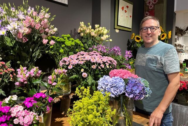 Ludger Stegemann steht an seinem Blumenangebot.