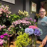 Ludger Stegemann steht an seinem Blumenangebot.
