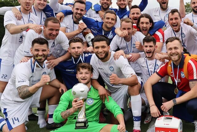 So sehen Sieger aus: 2022 gewann der FC Castrop-Rauxel den Kreispokal. 2023/2024 war allerdings die erste Runde die Endstation für den FC.