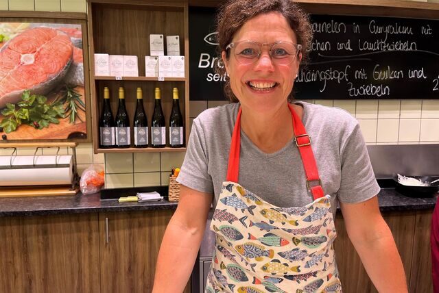 Andrea Bredeek (Fisch-Feinkost Bredeek) kann sich über die große Beliebtheit ihres Geschäftes freuen, aber mit Personalknappheit hat auch sie zu kämpfen.