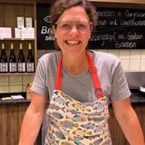 Andrea Bredeek (Fisch-Feinkost Bredeek) kann sich über die große Beliebtheit ihres Geschäftes freuen, aber mit Personalknappheit hat auch sie zu kämpfen.