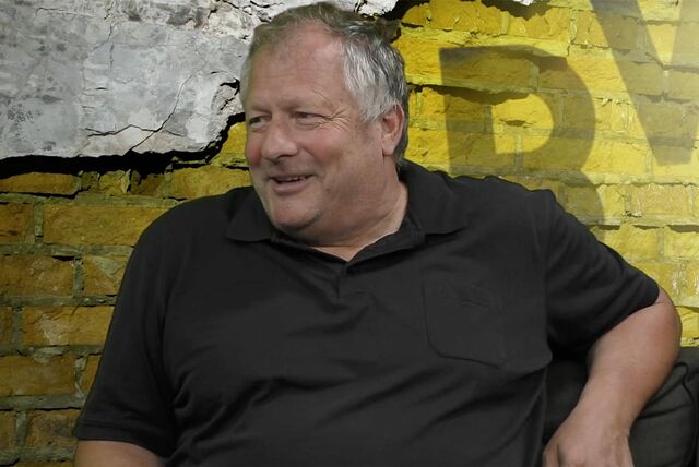 Hansi Küpper schaut zur Seite.