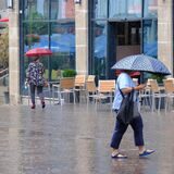 Zwei Frauen laufen mit einem Schirm durch die Recklinghäuser Innenstadt.