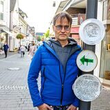 Künstler Markus Jöhring steht neben seinen Kunst-Tellern in der Altstadt von Recklinghausen.
