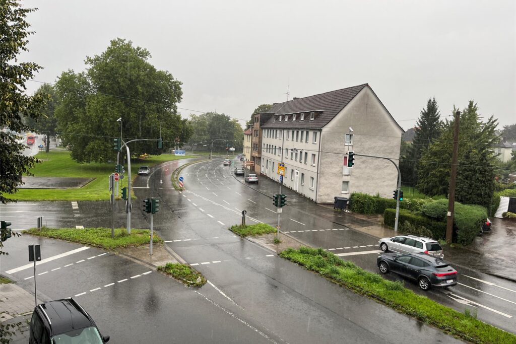Der Engelsburgplatz in Castrop gegen 12.30 Uhr. Der Regen flutet die Straßen.