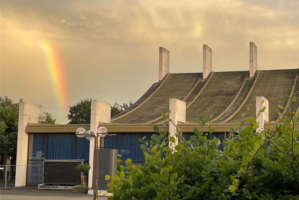 Regenbogen über den Hallen am Forum am Donnerstagabend