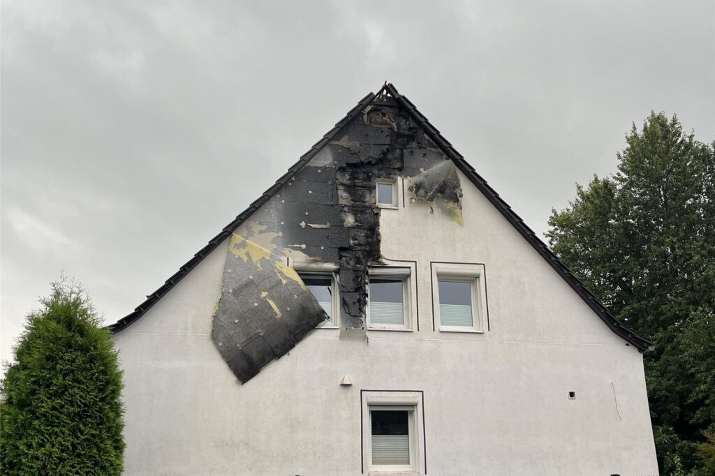 In dieses Haus an der Wittener Straße schlug am Freitagvormittag (25.08.2023) ein Blitz ein.