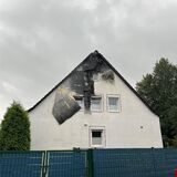 In dieses Wohnhaus an der Wittener Straße schlug am Freitagvormittag (25.08.2023 / 10.17 Uhr) ein Blitz ein. Die Feuerwehr eilte zum Haus.