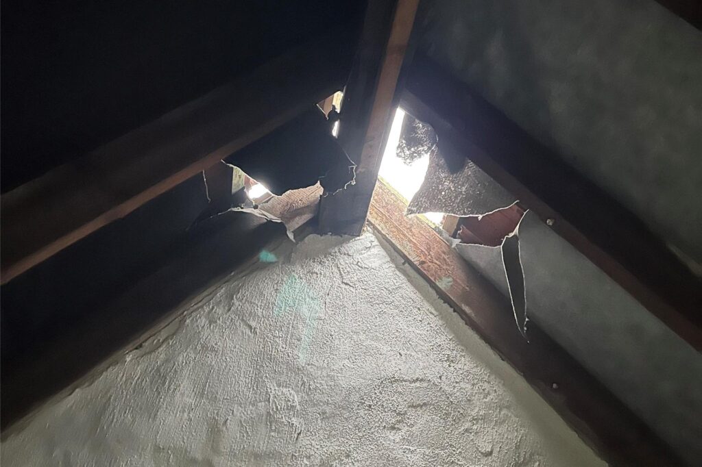 Teile der Dachhaut sind beschädigt nach dem Blitzeinschlag von Castrop-Rauxel am 25.08.2023. Im 1. OG musste der Energieversorger auch die Stromversorgung unterbrechen. Teile der Dachhaut sind beschädigt nach dem Blitzeinschlag von Castrop-Rauxel am 25.08.2023. Im 1. OG musste der Energieversorger auch die Stromversorgung unterbrechen.