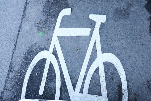 Ein Fahrrad-Piktogramm auf einer STraße