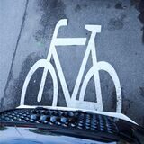 Ein Fahrrad-Piktogramm auf einer STraße