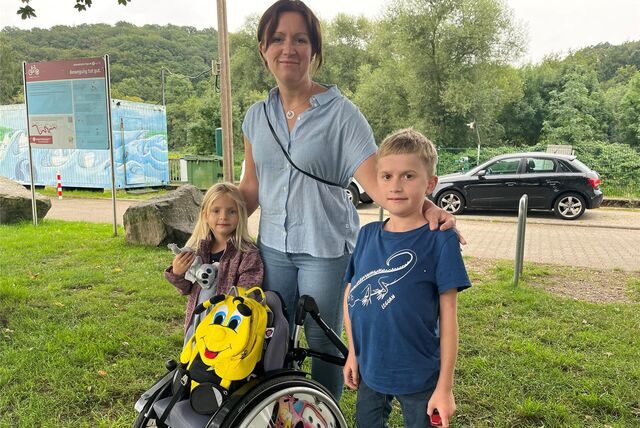 Mats (9) mit seiner Mutter Marie Labus und seiner Schwester Sara