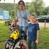 Mats (9) mit seiner Mutter Marie Labus und seiner Schwester Sara