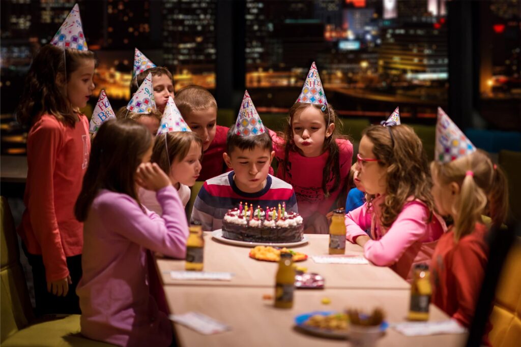 kindergeburtstagsrunde mit einem kuchen kindergeburtstagsrunde mit einem kuchen