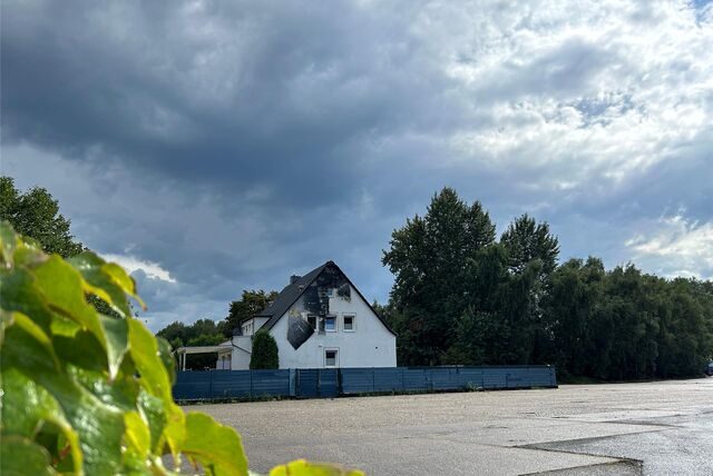 Das Haus, in das der Blitz einschlug, steht am Rande einer größeren Freifläche.