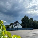 Das Haus, in das der Blitz einschlug, steht am Rande einer größeren Freifläche.
