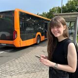 Autorin Janka Hardenacke steht an der Ersatzhaltestelle in Recklinghausen.