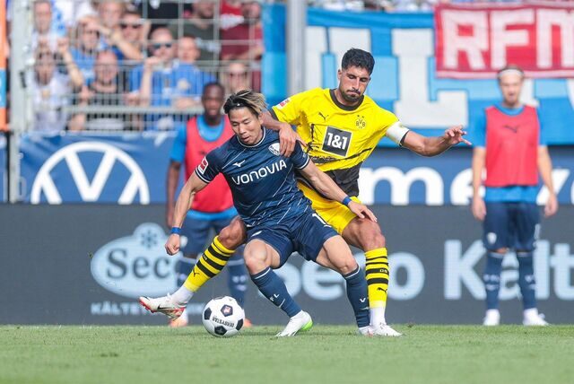 Emre Can im Zweikampf mit Takuma Asano.