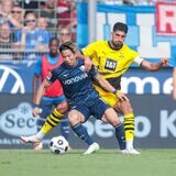 Emre Can im Zweikampf mit Takuma Asano.