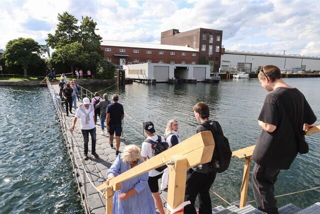 Menschen spazieren über die Brücke, die das THW über dem Kanal aufgebaut hat