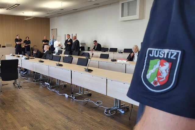 Streng bewacht: Einige der Angeklagten neben Verteidigern und Wachtmeistern im Essener Landgericht.