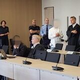 Streng bewacht: Einige der Angeklagten neben Verteidigern und Wachtmeistern im Essener Landgericht.