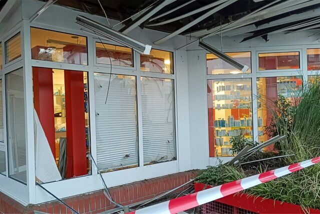Die zerstörten Fenster der St.-Vincenz-Apotheke in Datteln.