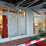 Die zerstörten Fenster der St.-Vincenz-Apotheke in Datteln.