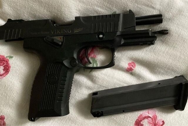 Ein Pizzakurier aus Dortmund, der einen Mann in einer Tiefgarage erschossen haben soll, muss sich ab dem 12. September vor dem Bochumer Schwurgericht verantworten. Diese Waffe (Foto) hat die Polizei bei der Festnahme im Mai sichergestellt. (Foto: Polizei Bochum)
