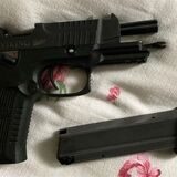 Ein Pizzakurier aus Dortmund, der einen Mann in einer Tiefgarage erschossen haben soll, muss sich ab dem 12. September vor dem Bochumer Schwurgericht verantworten. Diese Waffe (Foto) hat die Polizei bei der Festnahme im Mai sichergestellt. (Foto: Polizei Bochum)