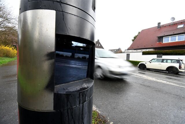 Ein Auto fährt an einer Radarsäule der Stadt Herten am Ortseingang von Westerholt vorbei.