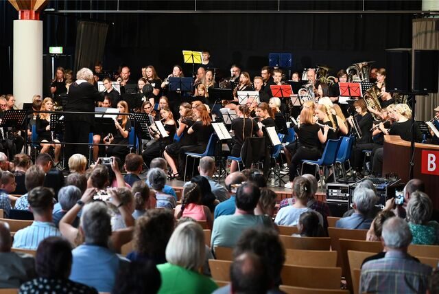 Ein Orchester aus aktiven und ehemaligen Musikerinnen und Musikern der Gesamtschule Wulfen spielte ein Jubiläumskonzert.