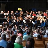Ein Orchester aus aktiven und ehemaligen Musikerinnen und Musikern der Gesamtschule Wulfen spielte ein Jubiläumskonzert.