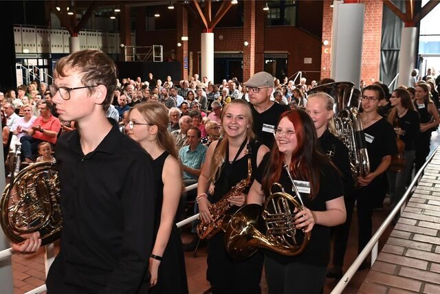 Über 100 aktive und ehemalige Musikerinnen und Musiker der Gesamtschule Wulfen gaben ein besonderes Konzert zum 50. Geburtstag der Schule.
