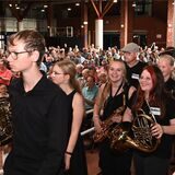 Über 100 aktive und ehemalige Musikerinnen und Musiker der Gesamtschule Wulfen gaben ein besonderes Konzert zum 50. Geburtstag der Schule.